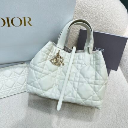 Dior- 𝗧𝗼𝘂𝗷𝗼𝘂𝗿𝘀-White